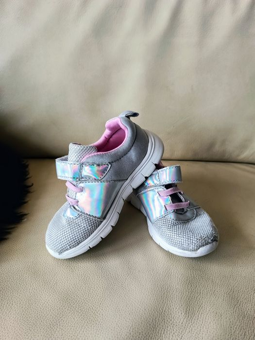 adidasy dziewczęce r. 25, dł. wkladki- 16 cm, leciutkie