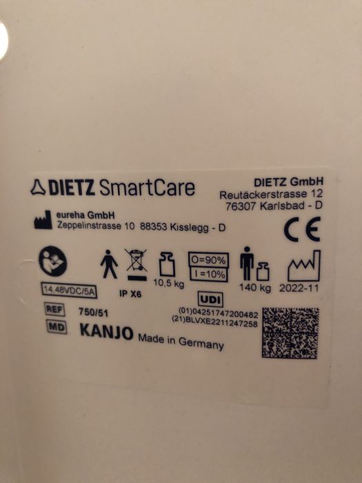 Krzeslo inwalidzkie do kapieli z panelem sterującym.