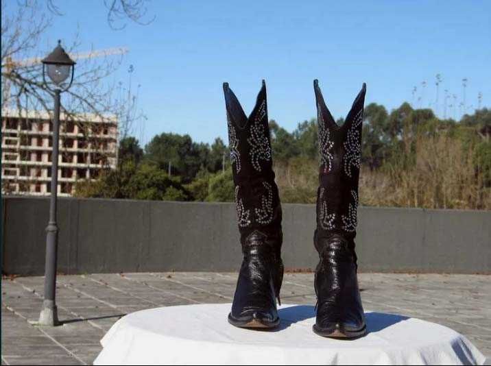 Botas Texanas em pele com cristais cristais swarovski em bom estado.