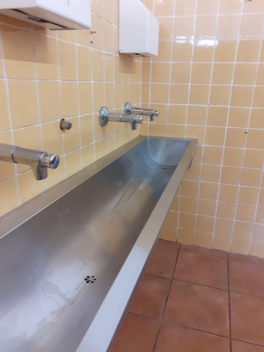 Equipamento WC Completo c/ Divisórias, Sanitas e Banca Inox