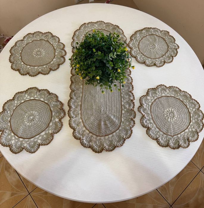 В’язані серветки для сервірування столу.