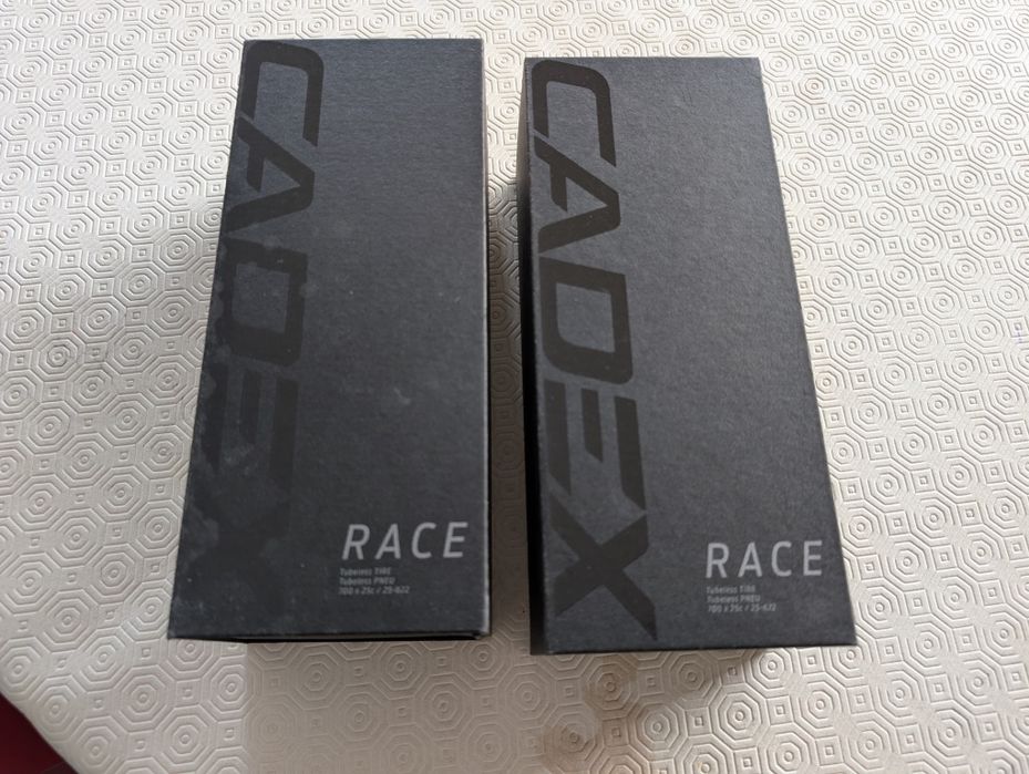 Pneus Cadex Race 700x25c tubeless novos