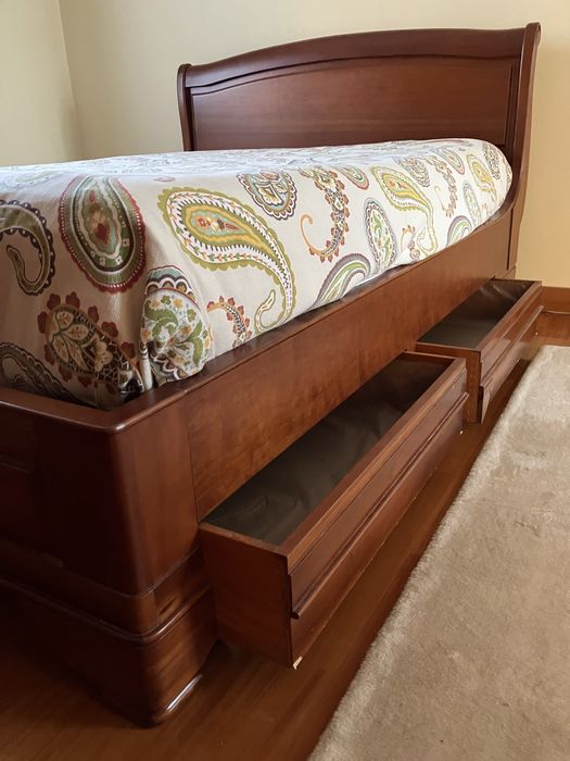 Cama de casal em cerejeira macica com 4 gavetas para arrumacao.