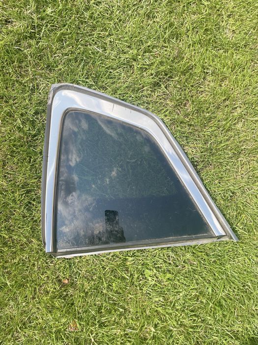 Nissan Rogue форточка