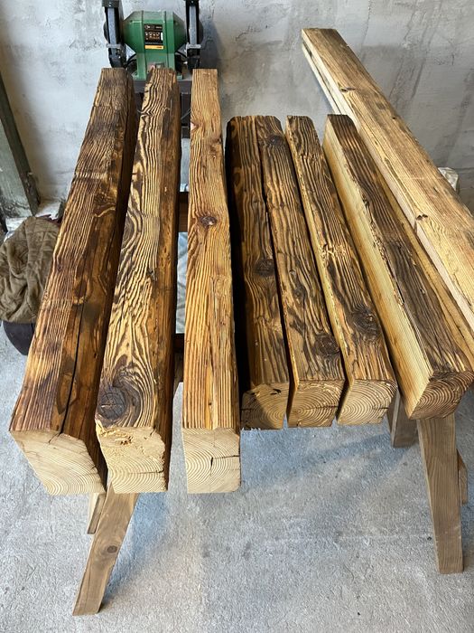 Meble z Duszą: Ręcznie Wykonane ze Starych Ciosanych Belek