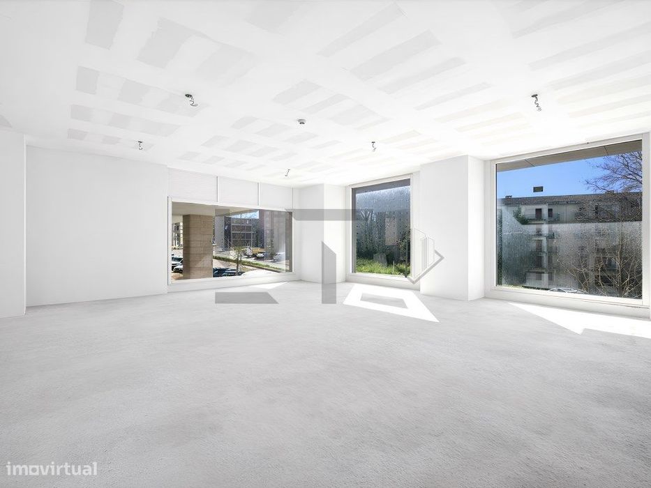 Fantástica Loja com 2 Pisos e Montras Altas Para Arrendamento, Pron...