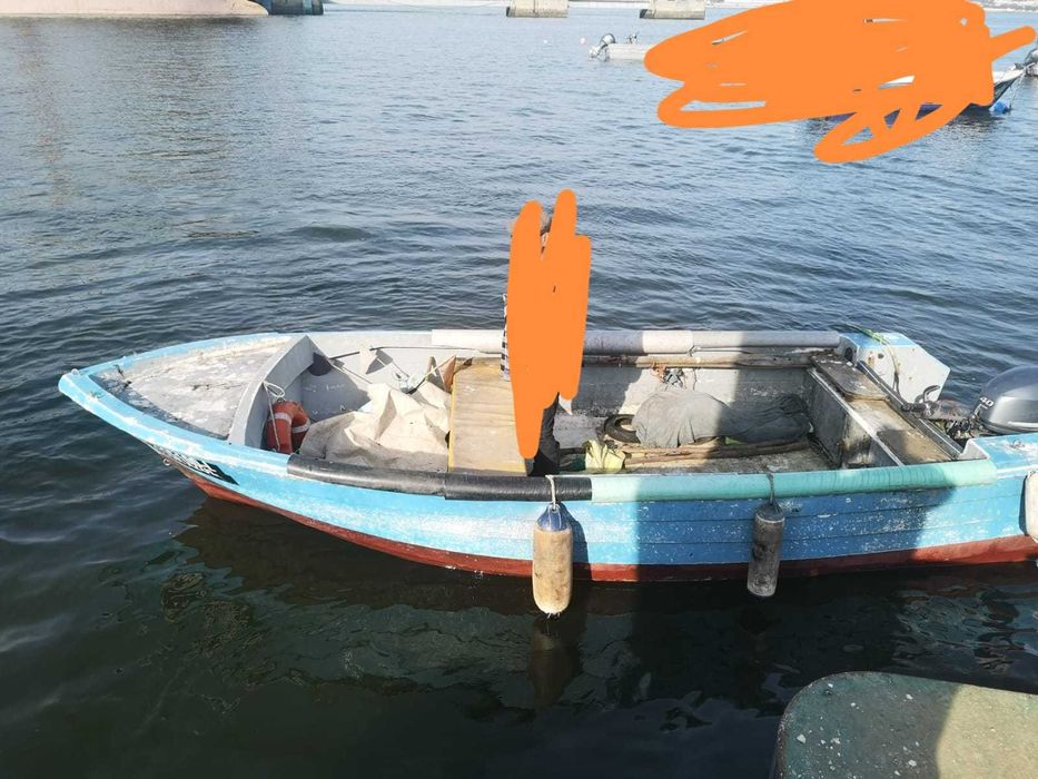 barco de pesca profissional com motor