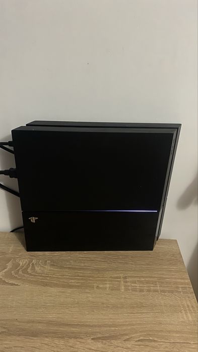 Продам PlayStation4 2 геймпада