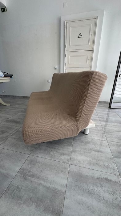 Sofá que também faz de cama