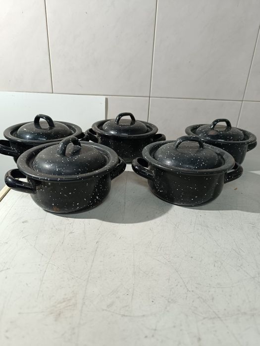 Panelas pequenas em esmalte