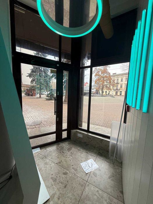 Фасадне приміщення 35м² біля “Сотки” — оренда у центрі міста