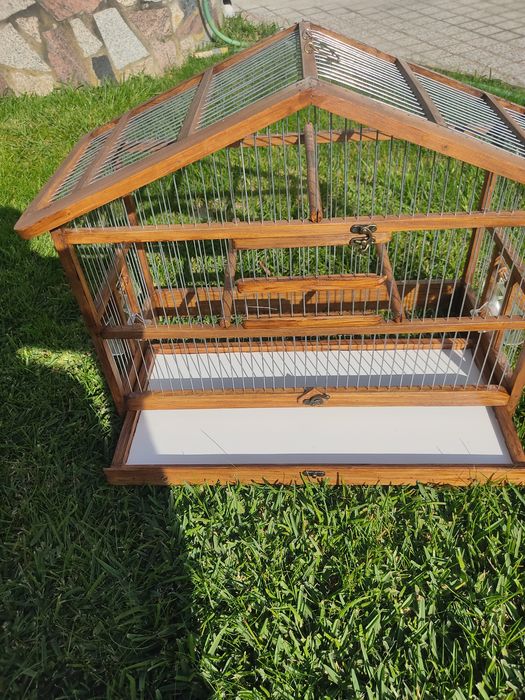 Gaiola artesanal em formato de casa