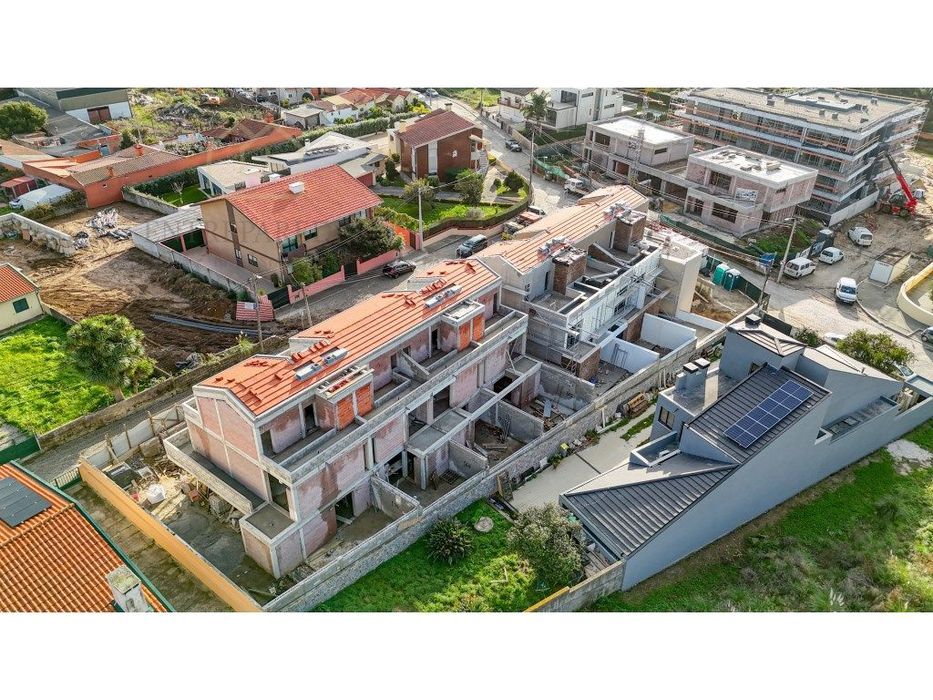 Moradia em Banda T3 com 2 frentes, jardim, elevador - para comprar ...
