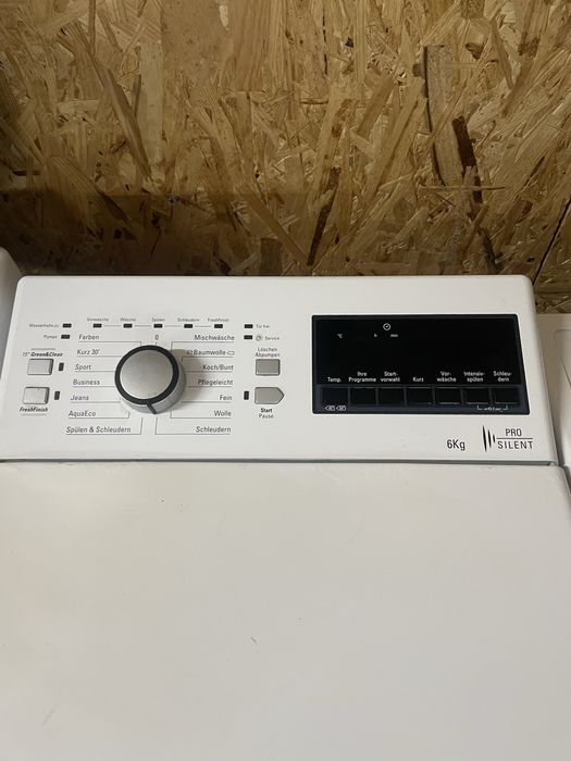 Пральна машина Bauknecht з вертикальним завантаженням.