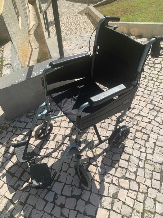 Cadeira de Rodas de Trânsito – Estrutura Impecável (P/ Restauro)