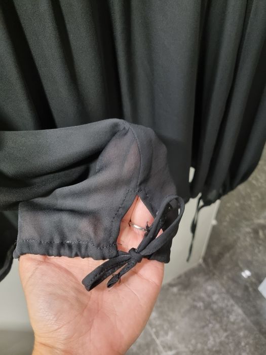 Blusa preta, rendada