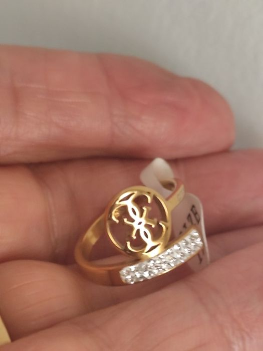 Anel nr 17 Guess prata dourado com logotipo e cristais