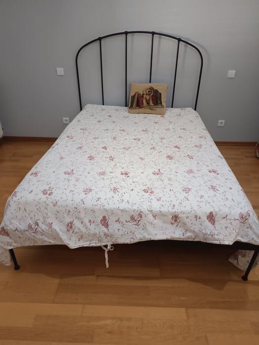 Cama com colchão e estrado