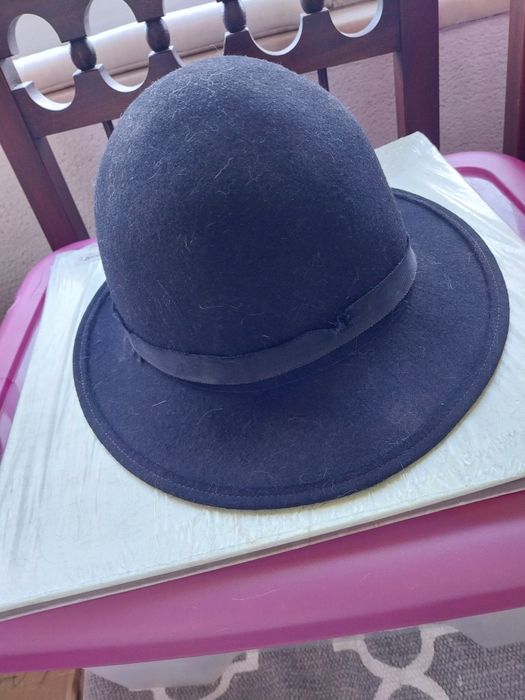 Chapéus em tecido estou a vender  alguns,  estou pouco usados