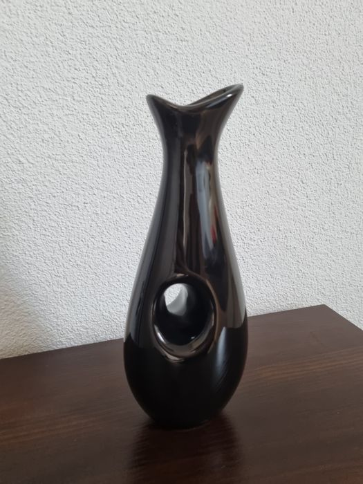 Wazon czarny z dekoracją