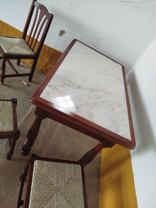 Mesa de cozinha com cadeiras e bancos