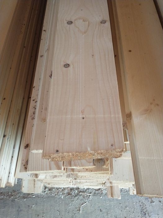 Дошка рейка бруси кроква сира суха на підлогу