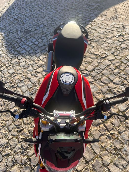 BMW G 310 R vermelha