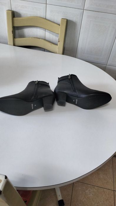 Botas em couro igual a novo vendo porque veio com o número trocado