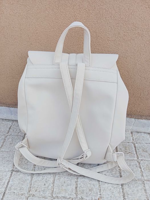 Mochila bege com cliques ajustável