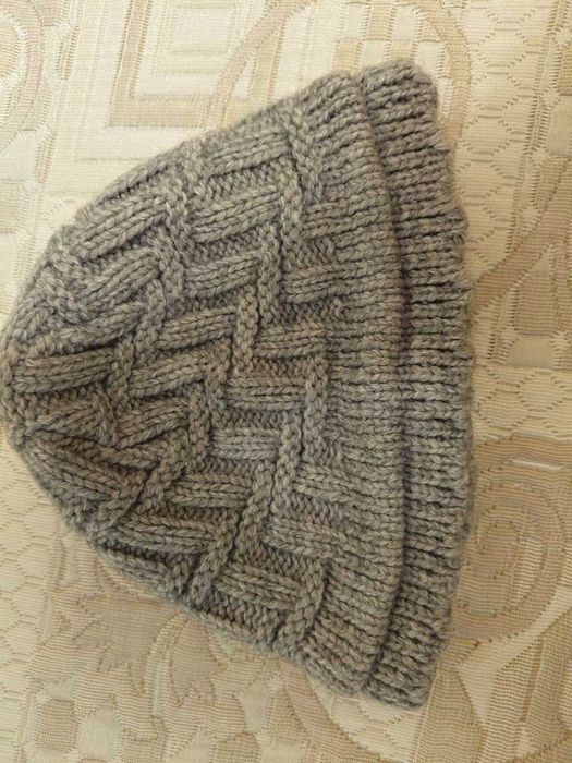 Шерстяна, сіра, в'язана шапочка