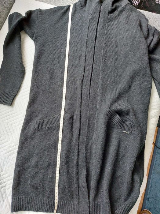 Czarny sweter z kapturem CROPP