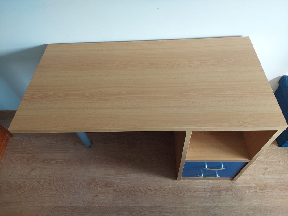 Secretária com gavetas azuis