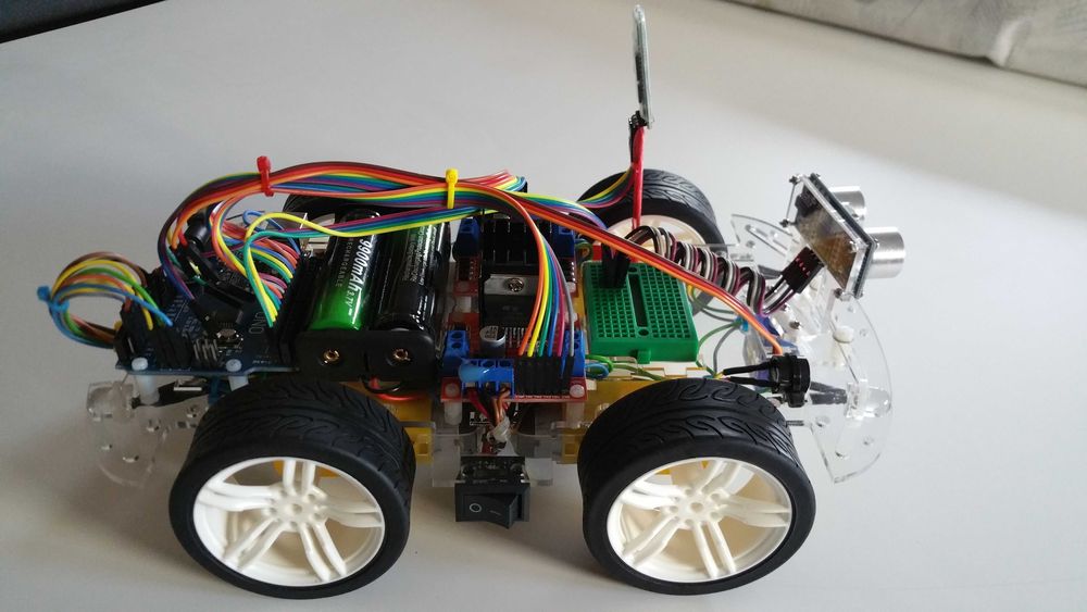 Carro Robot Educacional Arduino programado com múltiplas funções .