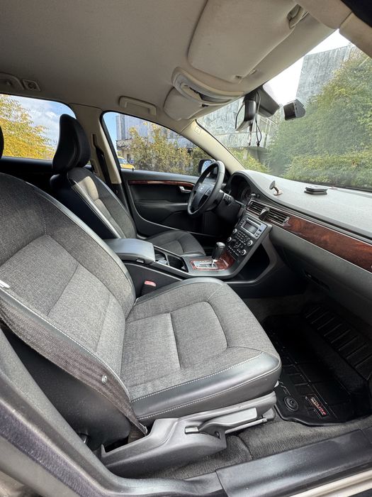 Volvo XC70 — надійний повнопривідний універсал у чудовому стані