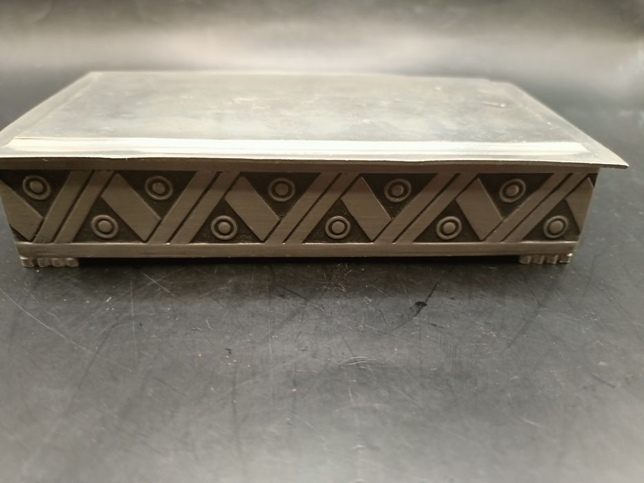 Vintage puzderko szkatułka cynowa z grawerem z 1960 r.