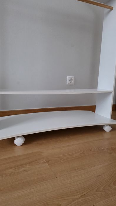 Armário MONTESSORI branco com varão