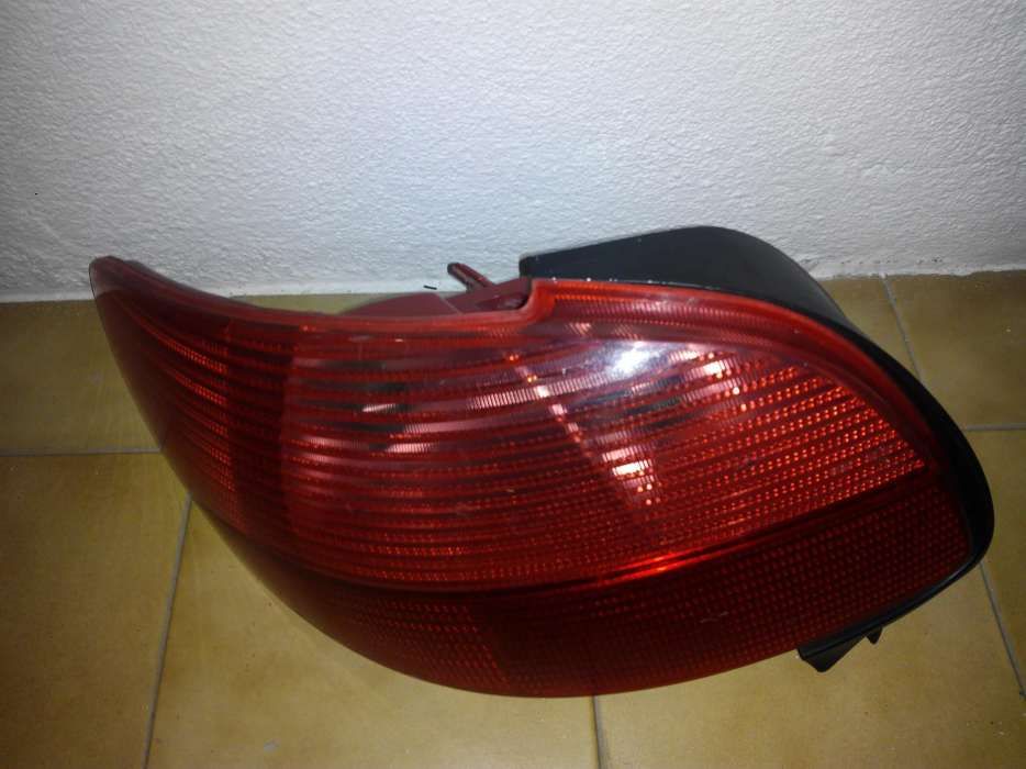 Farolim traseiro esquerdo para PEUGEOT 206.