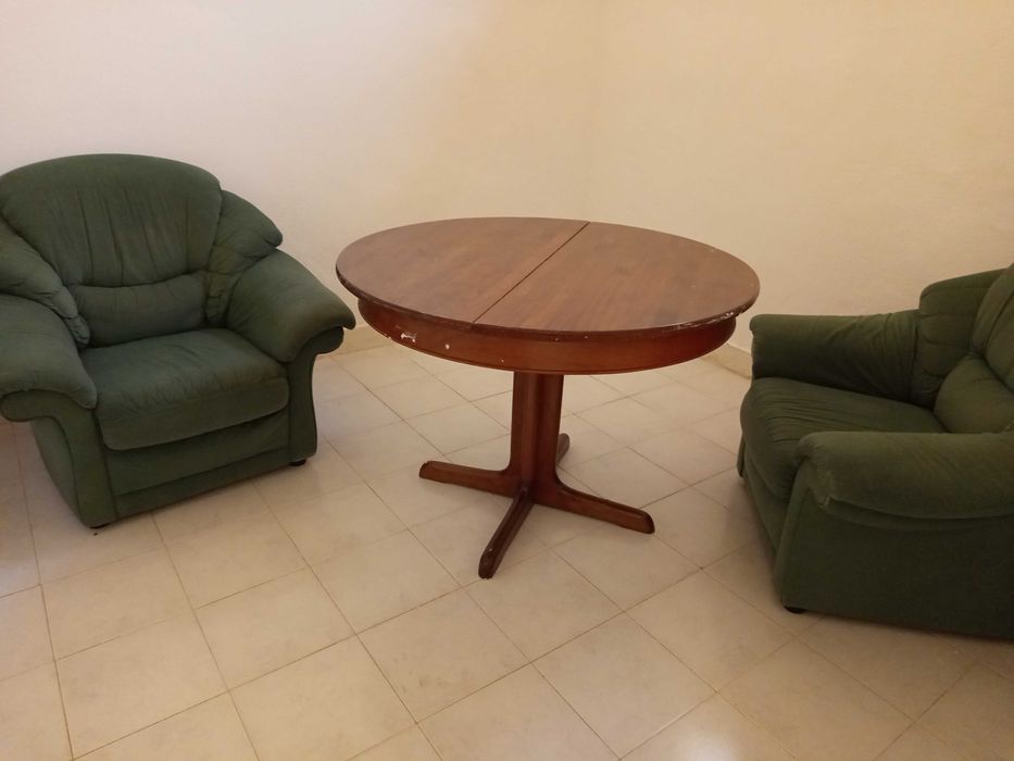 Mesa jantar. redonda, extensivel, madeira de boa qualidade, e 2 sofas cor verde...