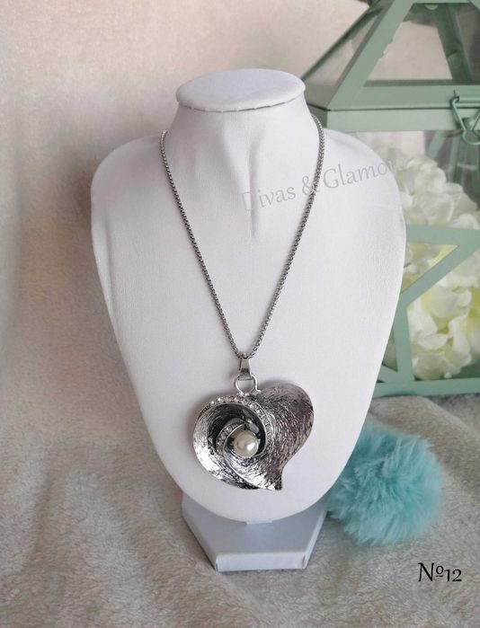 vários modelos de colares no anúncio