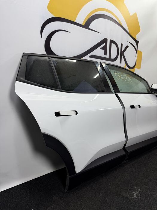 Дверка передня права задня права на Chevrolet Equinox EV