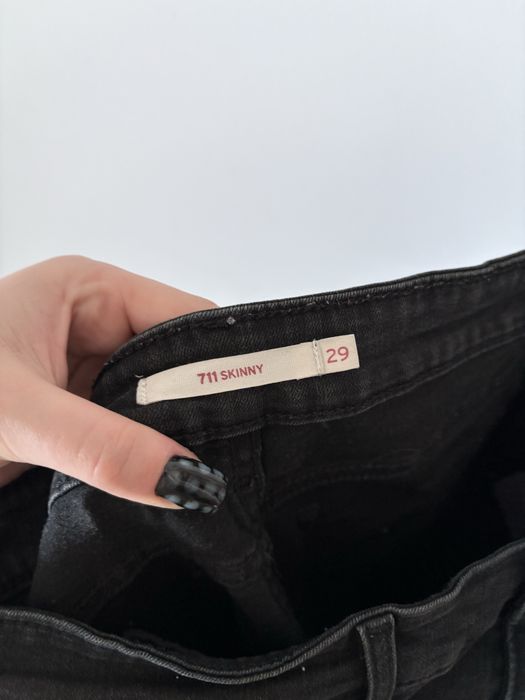 jeansy skinny levis z przetarciami M