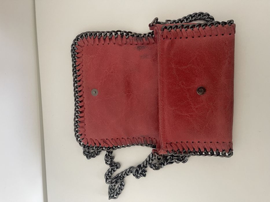 Mala de cor framboesa da marca portuguesa Dai