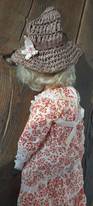 Boneca antiga, loiça e pano 47cm