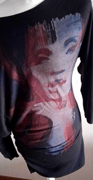 asymetryczna krótka sukienka w stylu punk-rockowym