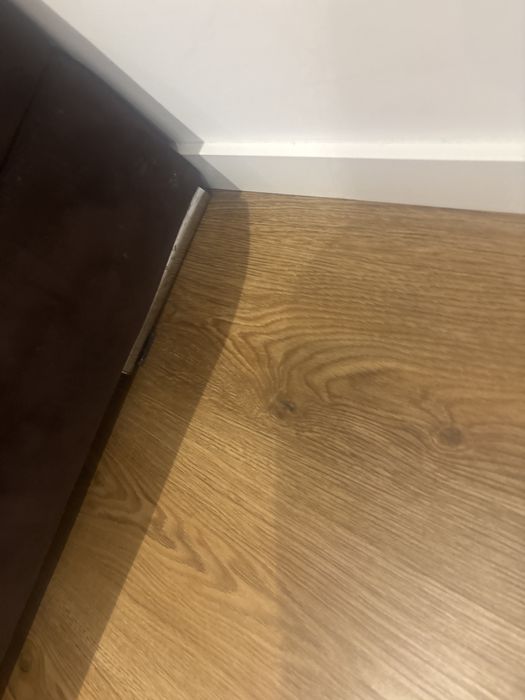 Sofa de sala com sinais de uso