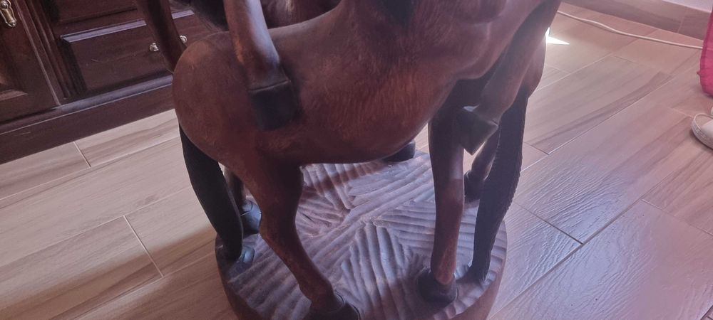 Mesa de madeira Maciça Artesanal esculpida à mão com tampo de vidro