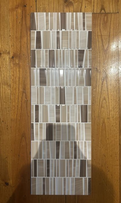 Azulejo Fora de Linha – Mosaico Geométrico Amadeirado e Bege (1,27m²)
