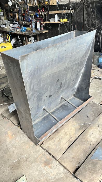 Бункерна кормушка свиням