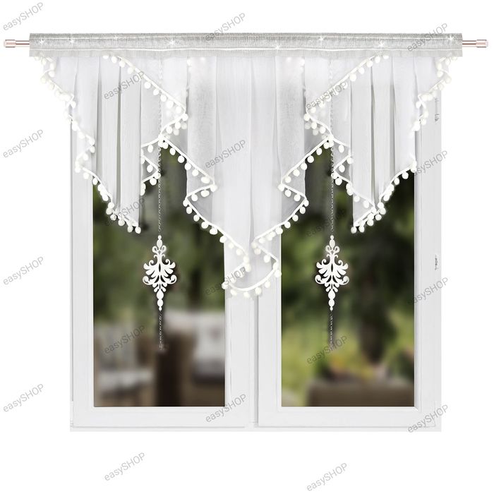 Firana z białymi pomponikami kryształami i ażurami