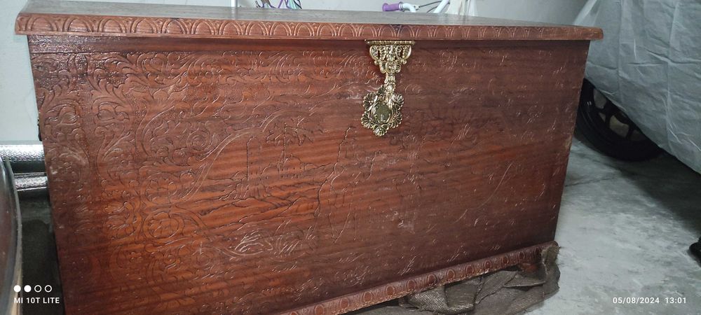 Arca de arrumações antiga em excelente estado de conservação